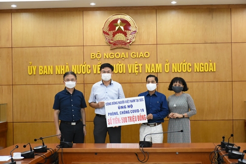 Kiều bào Việt Nam tại Cộng hòa Séc ủng hộ Quỹ vaccine phòng, chống Covid-19